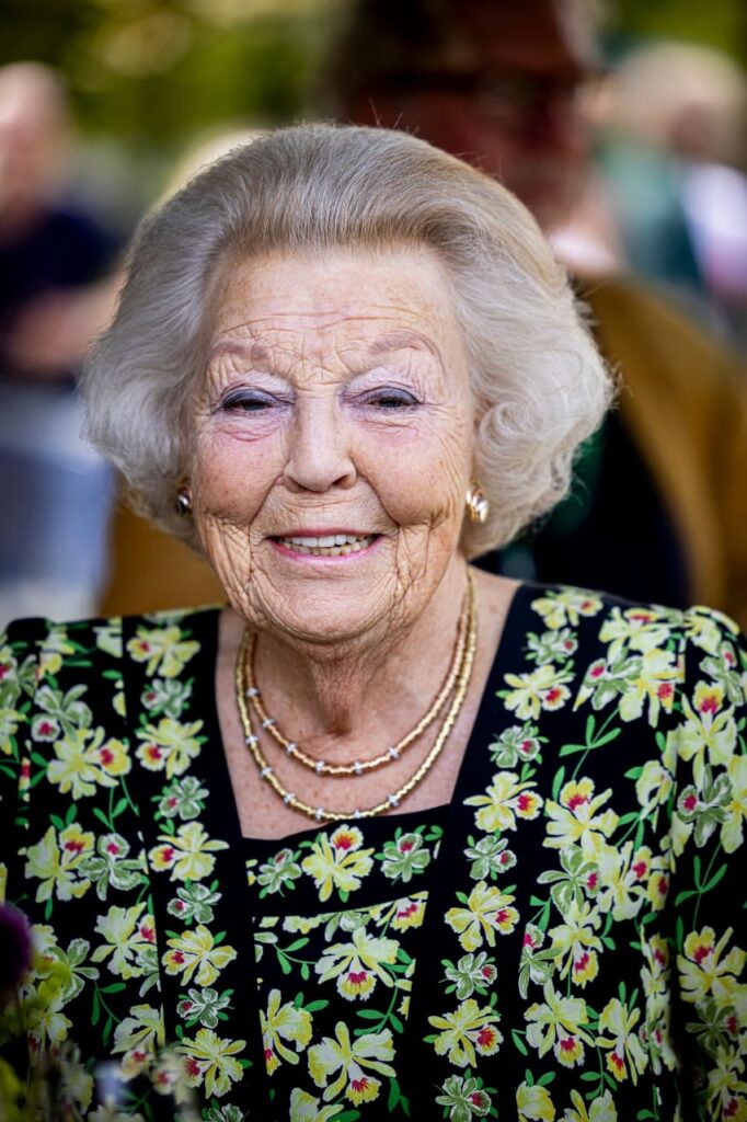 Princess Beatrix visits Sint Maarten and Saba