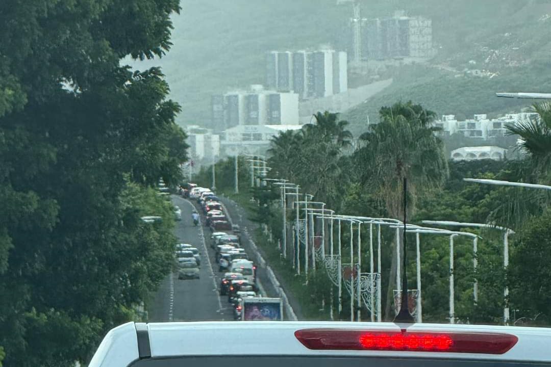 Videos Sxm Black Friday Weekend Shopping Traffic Jam to the Airport